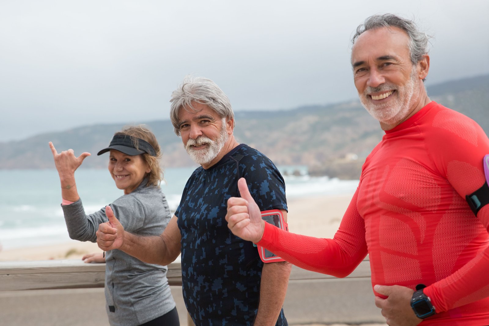 adultos mayores sonriendo saludando